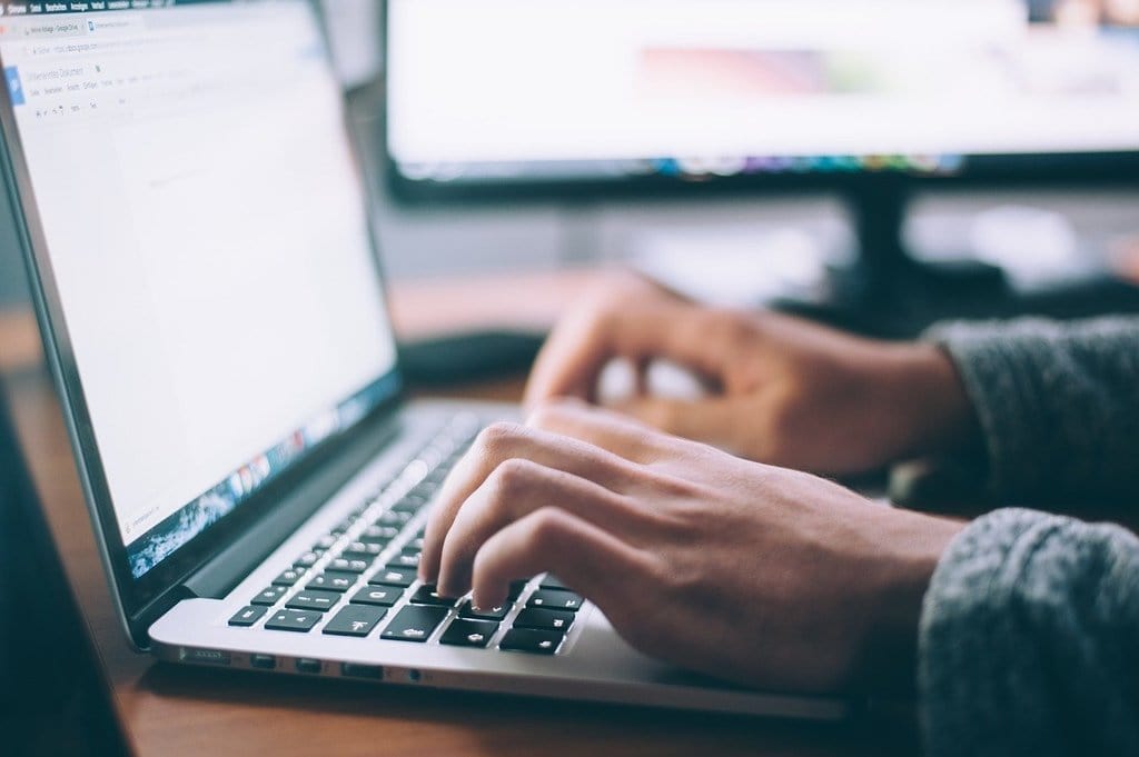Les nouvelles pratiques pour rendre les chatbots plus proches de l'humain